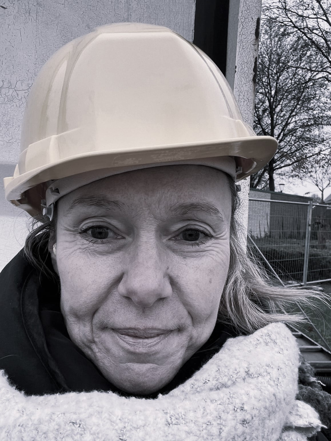 Foto met bouwhelm zw